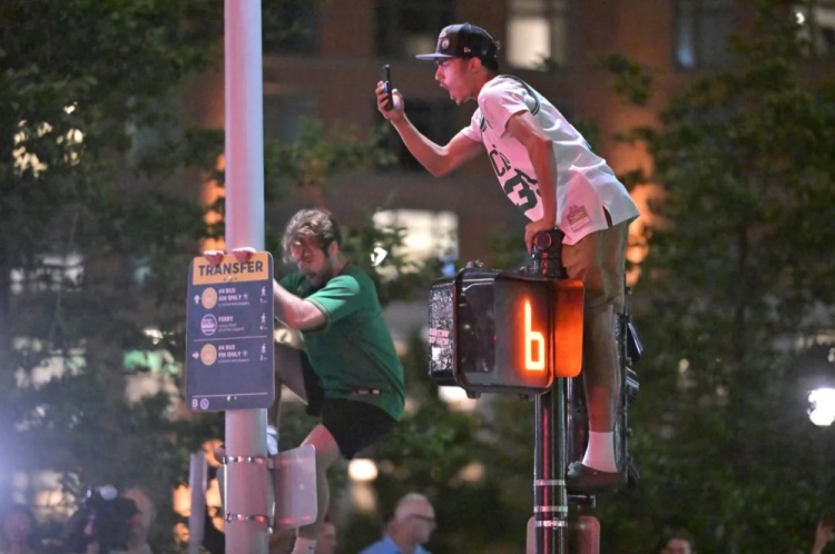 地方报：绿军夺冠后波士顿警方很忙 G5当晚庆祝活动上就有8人被捕
