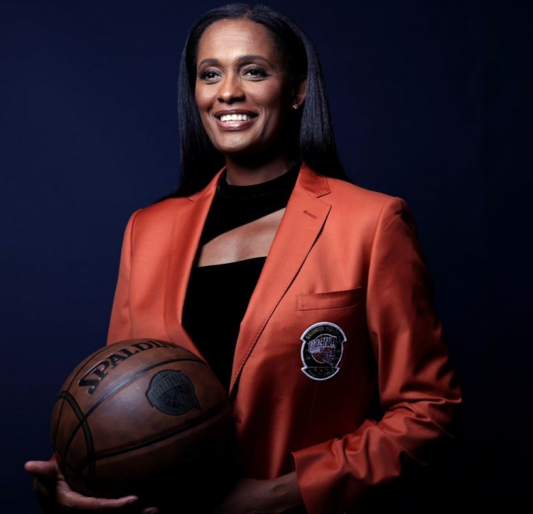 Shams：鹈鹕正将前WNBA球星斯温-卡什提拔为篮球运营高级副总裁